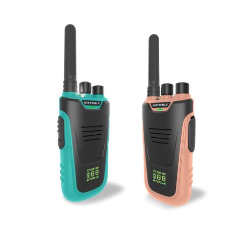 Dois walkie talkies KidyWolf lado a lado, um em turquesa/preto e outro em pêssego/preto, em fundo branco, mostrando o design ergonómico.