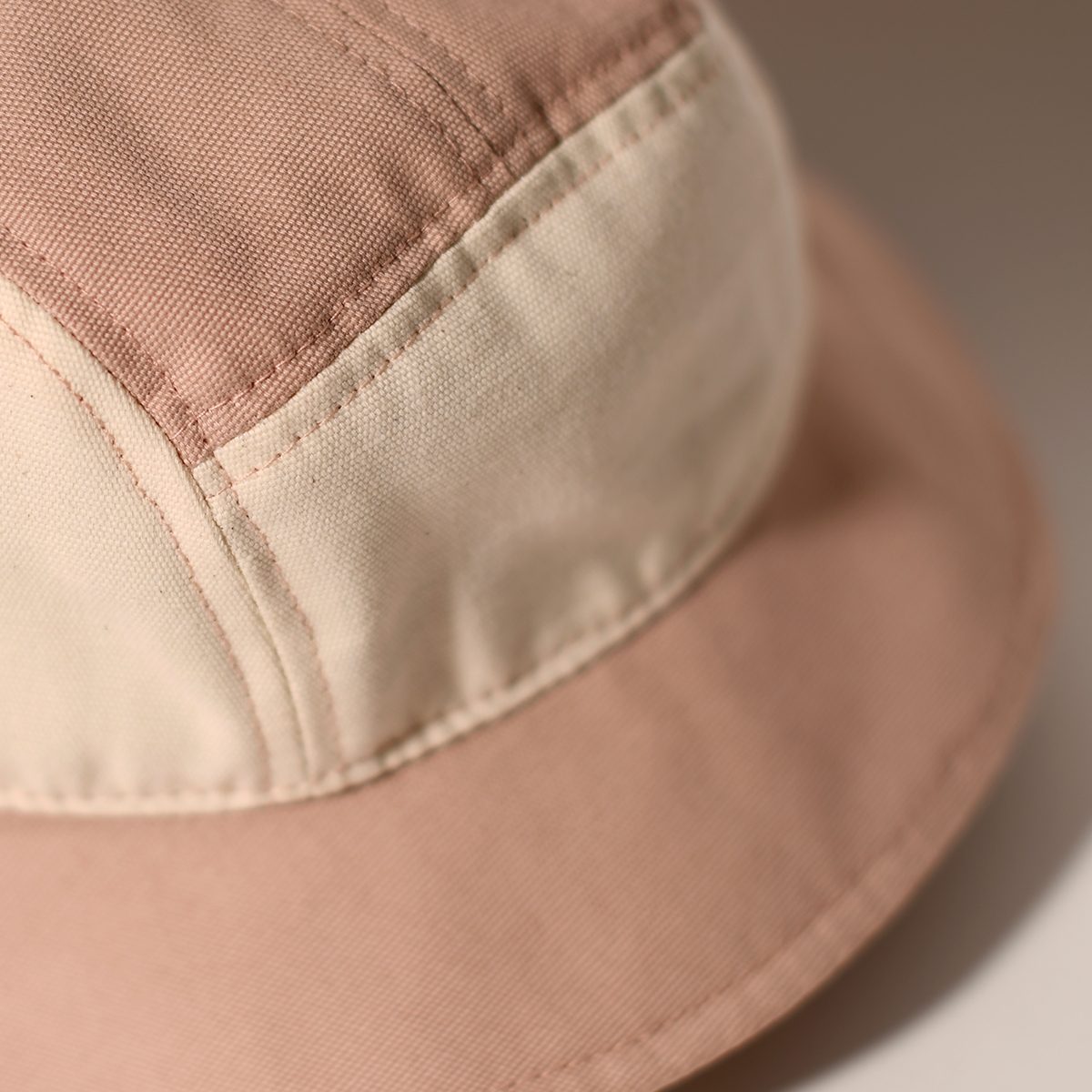 Detalhe do tecido e costura do chapéu Kietla panamá natural/pink em algodão orgânico certificado.