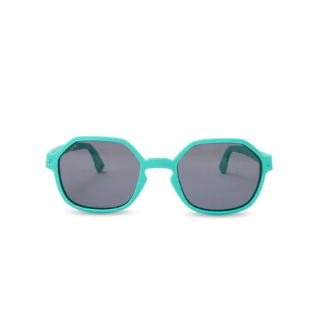 Primeiro plano de óculos de sol infantis Kietla Eyzz de armação turquesa com lentes escuras e formato hexagonal, em fundo branco.