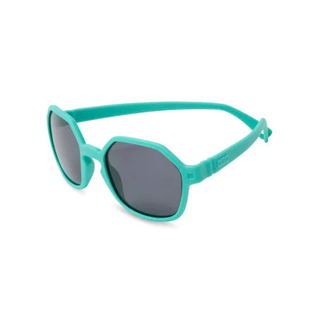 Vista lateral de óculos de sol infantis Kietla Eyzz turquesa, mostrando a flexibilidade da armação e o design hexagonal.