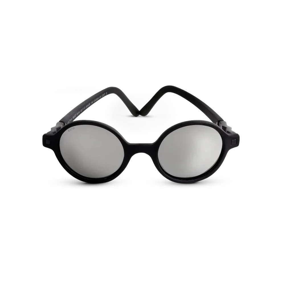 Óculos de sol infantis Kietla ROZZ pretos com lentes espelhadas prateadas, vistos de frente sobre fundo branco.