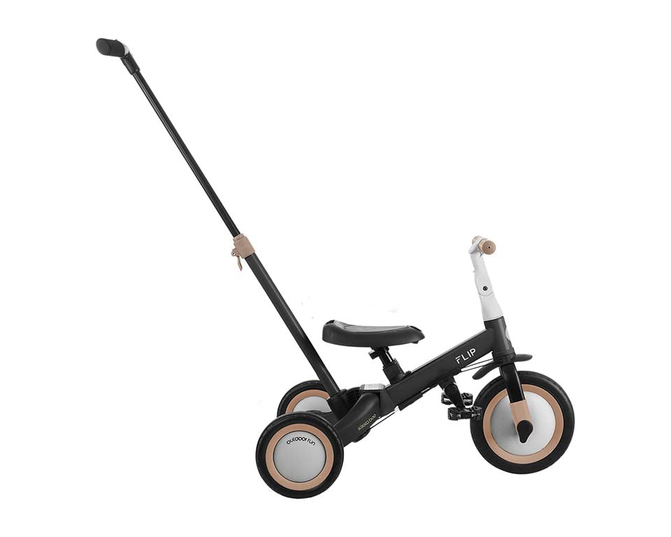 Triciclo Kikkaboo FLIP 5 em 1 na configuração de carrinho de passeio, cor preta/antracite, com guiador parental alto, isolado em fundo branco.