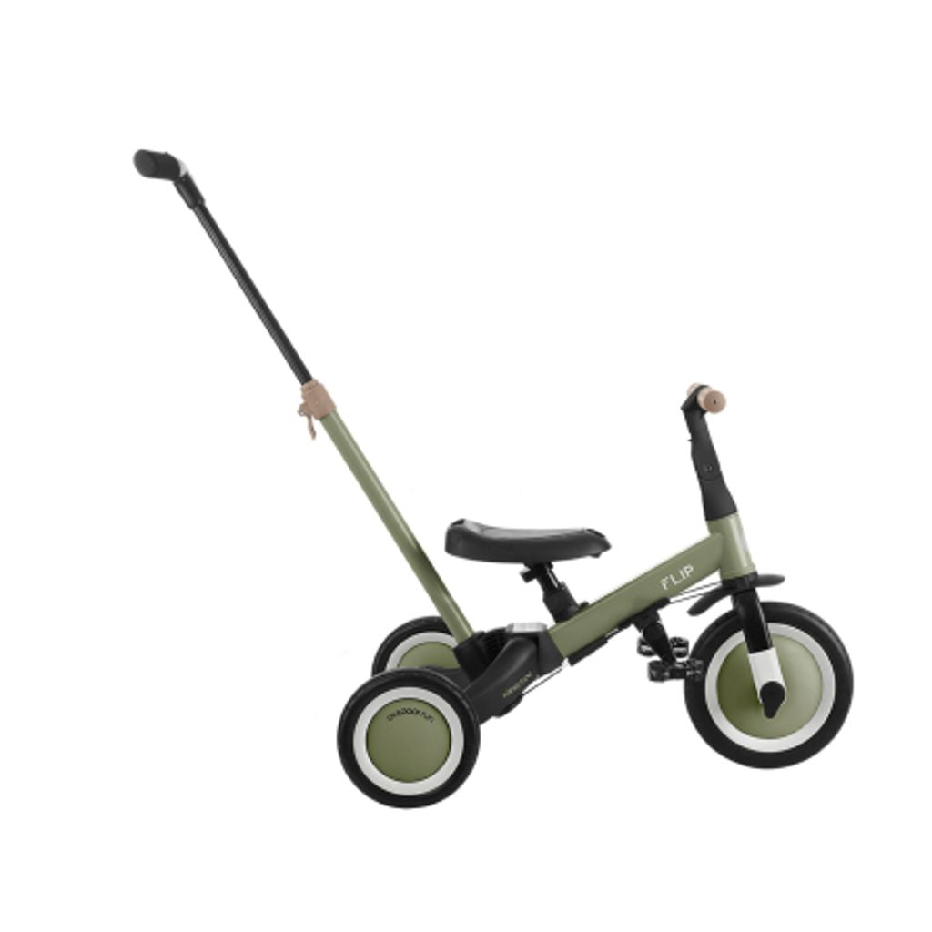 Triciclo Kikkaboo FLIP 5 em 1 na cor verde-azeitona, com guiador parental, isolado em fundo branco, mostrando uma das variações de cor.
