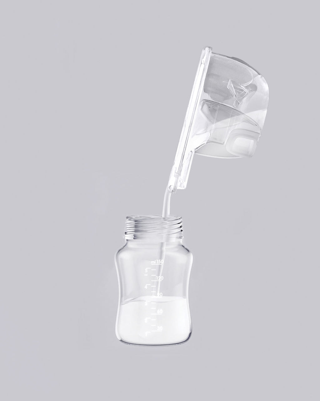 Demonstração de transferência de leite materno do recipiente da bomba para um biberão graduado de 150 ml.