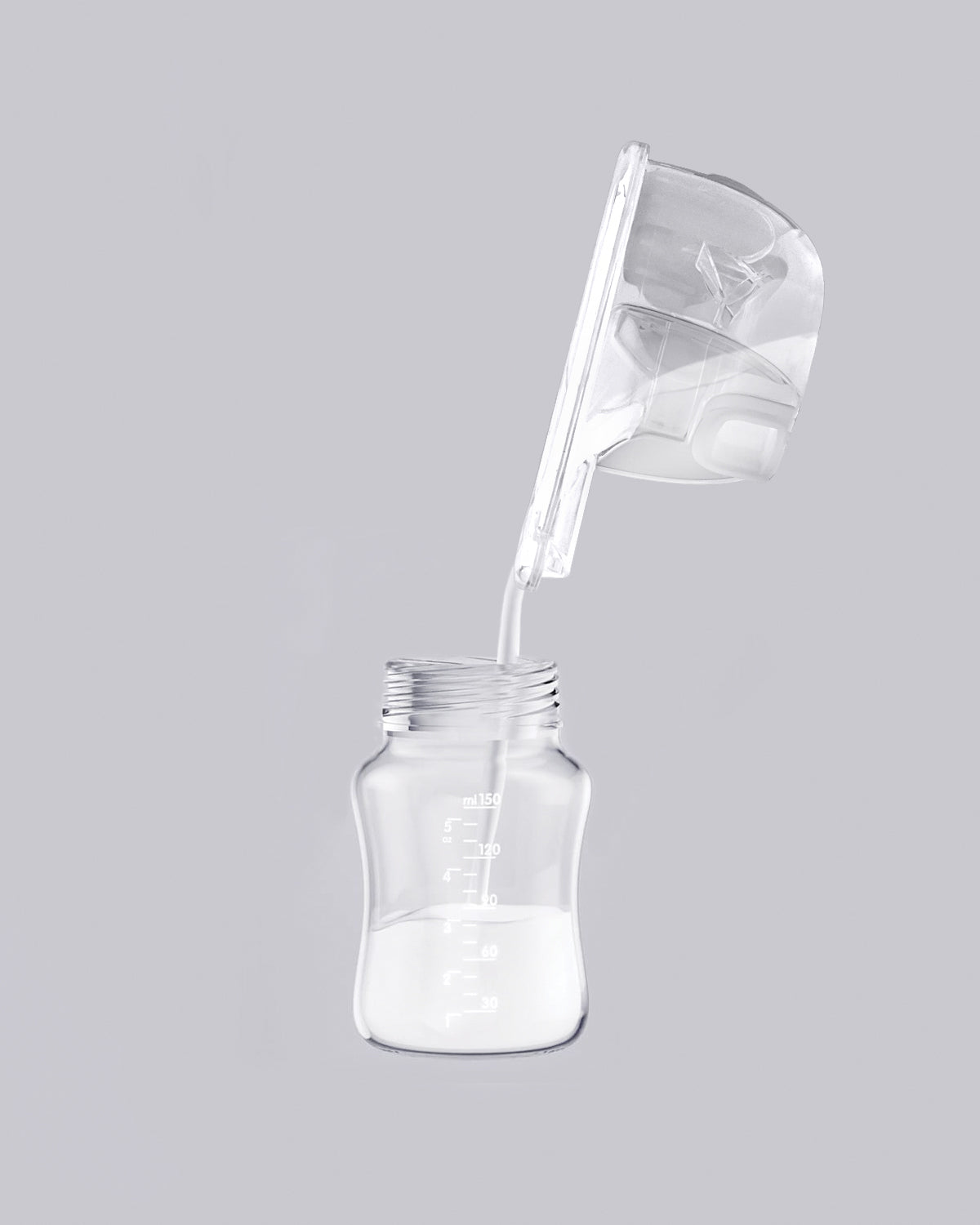 Demonstração de transferência de leite materno do recipiente da bomba para um biberão graduado de 150 ml.