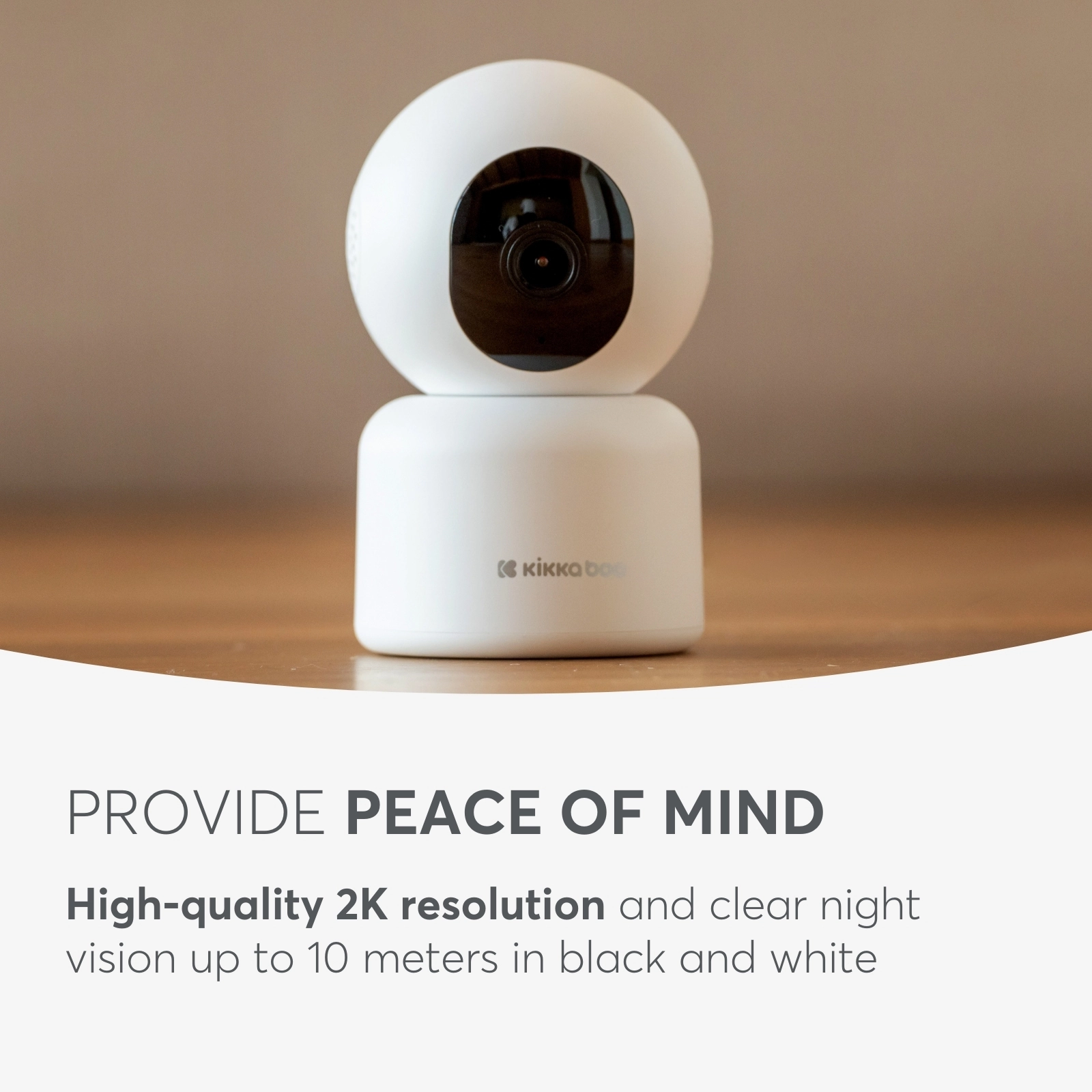 Câmara KikkaBoo Wi-Fi Arlo em cima de uma mesa de madeira, com destaque para a resolução 2K e visão noturna.
