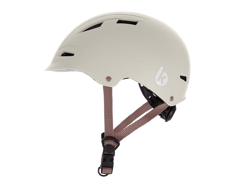 Capacete infantil Kikkaboo bege (46-56 cm) para 2-7 anos. Vista 3/4 frontal, mostrando logo Kikkaboo.