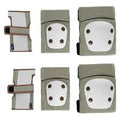 Conjunto completo de 6 proteções Kikkaboo em verde azeitona e branco, incluindo 2 protetores de pulso, 2 cotoveleiras e 2 joelheiras, com almofadas de impacto brancas.