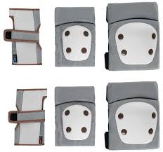 Conjunto completo de 6 proteções Kikkaboo em cinzento e branco, incluindo 2 protetores de pulso, 2 cotoveleiras e 2 joelheiras, com almofadas de impacto brancas.