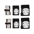 Conjunto completo de 6 proteções Kikkaboo em preto e branco, incluindo 2 protetores de pulso, 2 cotoveleiras e 2 joelheiras, com almofadas de impacto brancas.