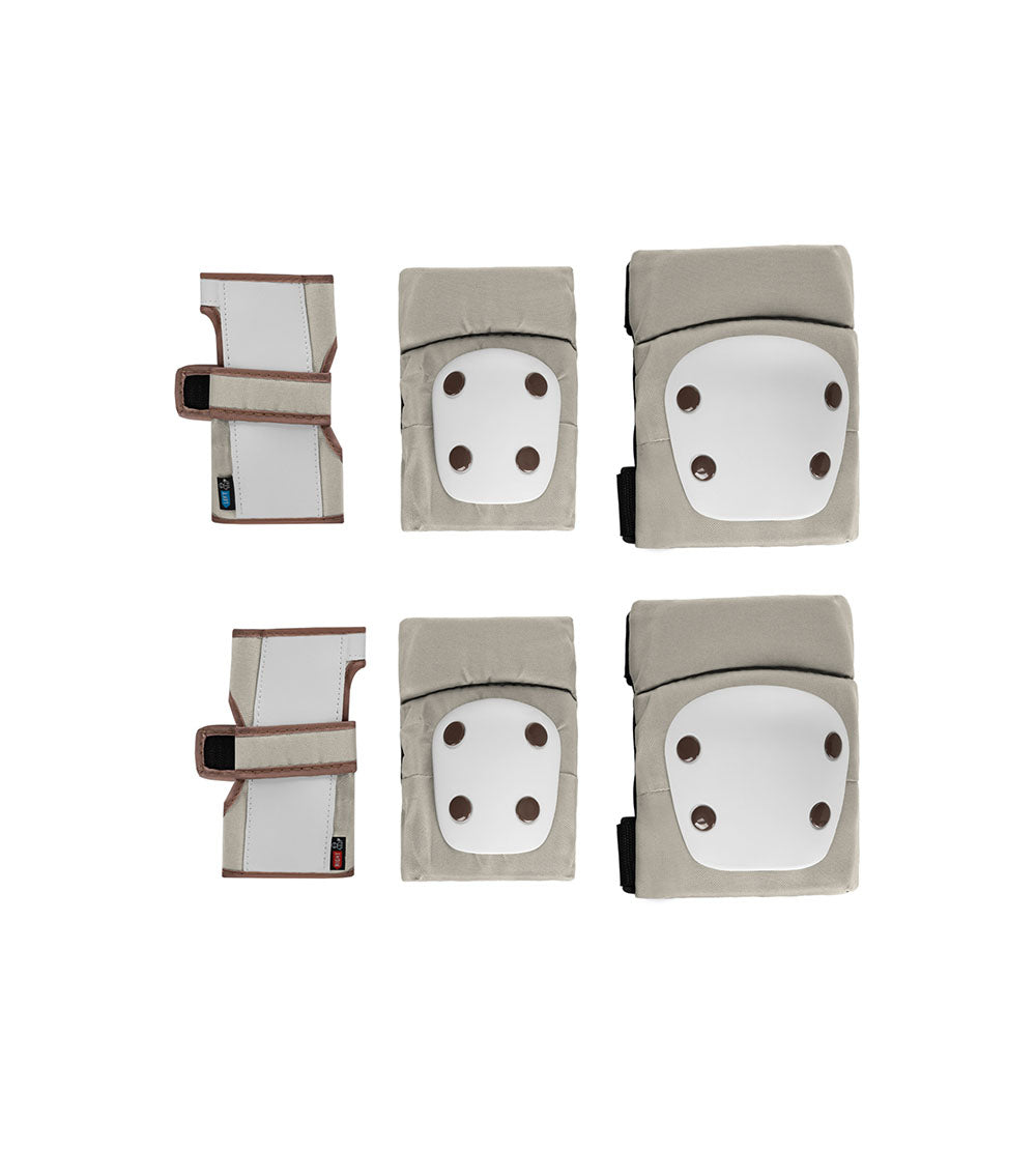 Conjunto completo de proteções Kikkaboo (joelheiras, cotoveleiras e protetores de pulso) em tecido bege com detalhes em branco e castanho.