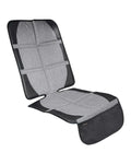 Protetor de assento universal KikkaBoo em preto com material antiderrapante e bolsos de malha para cadeira auto.