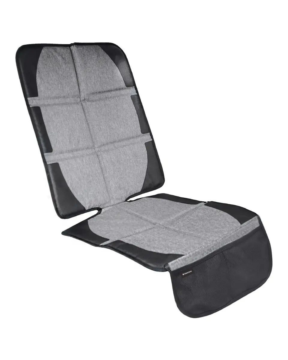 Protetor de assento universal KikkaBoo em preto com material antiderrapante e bolsos de malha para cadeira auto.