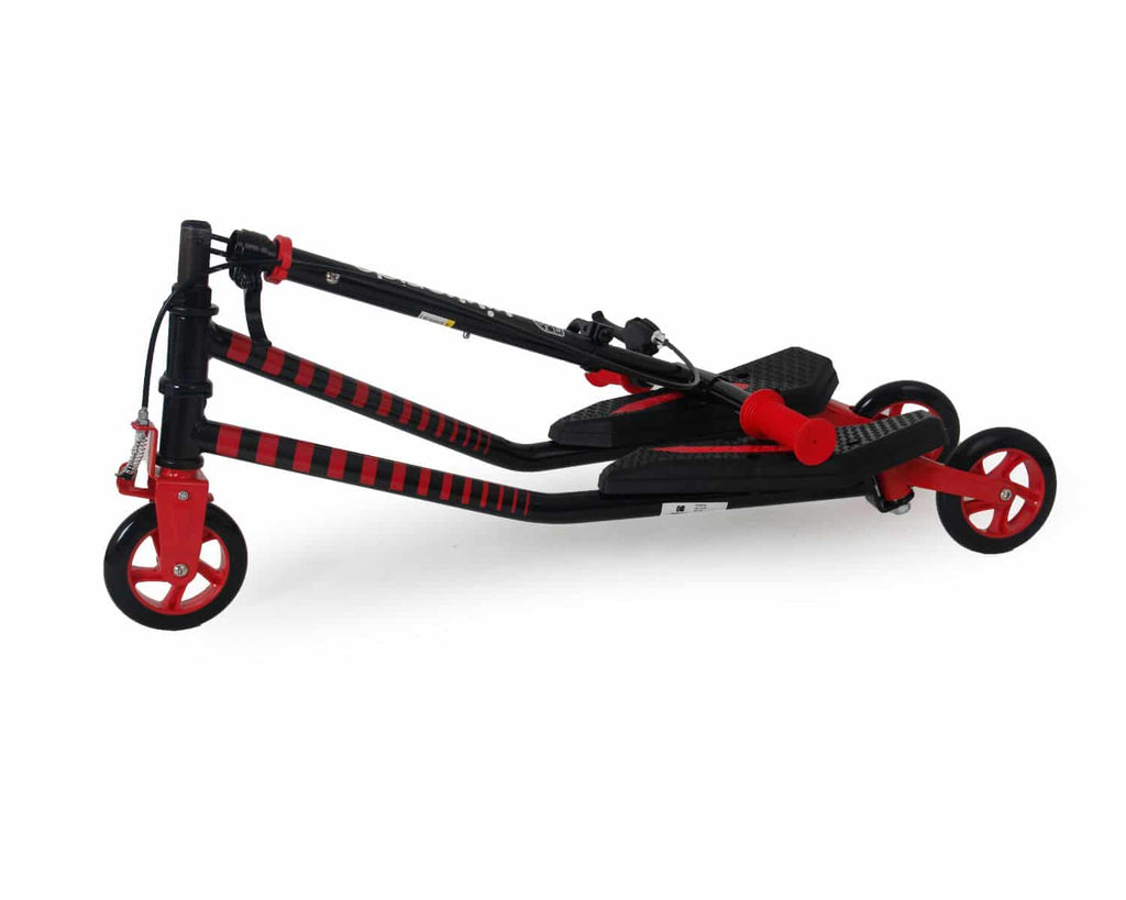 KikkaBoo Scooter Scissor vermelha em posição dobrada, evidenciando a sua característica compacta para arrumação.