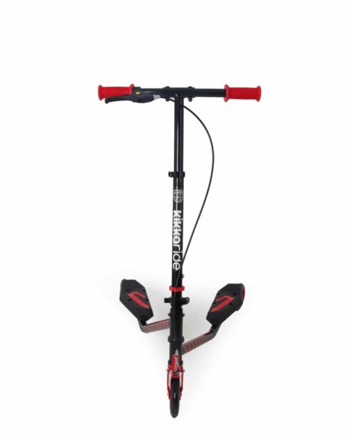 Vista superior da KikkaBoo Scooter Scissor vermelha, focando no guiador com punhos vermelhos e o mecanismo de direção.