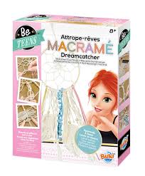 Caixa do kit "Be Teens" para fazer um apanhador de sonhos em macramé, mostrando a imagem finalizada e uma rapariga sorridente.