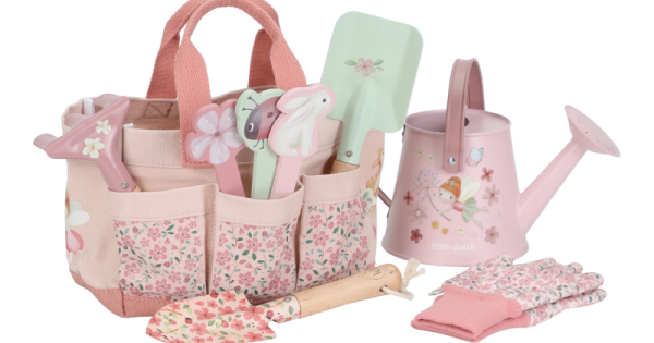 Kit de jardinagem infantil Little Dutch Fairy Garden, cor-de-rosa e verde menta, com regador, luvas, ferramentas e bolsa de transporte em fundo branco.