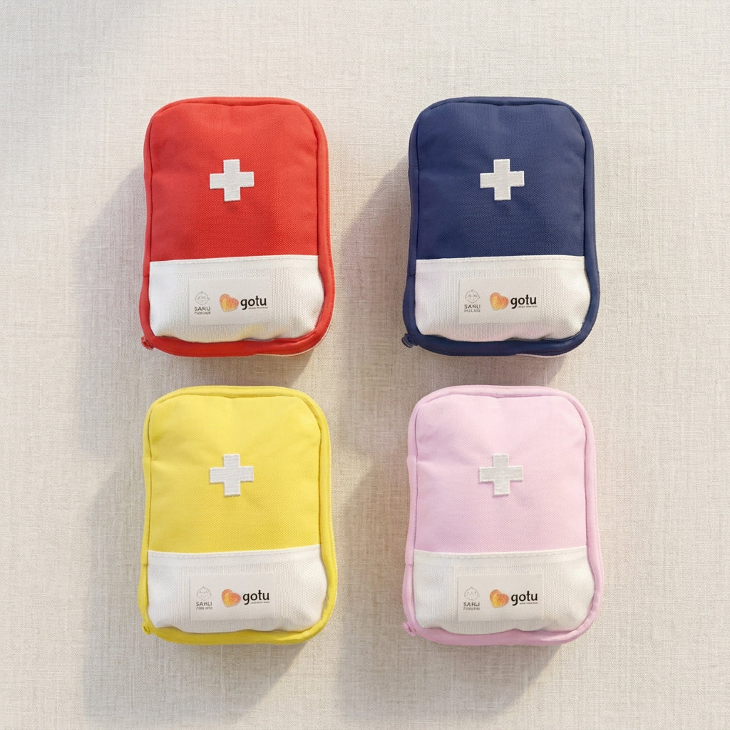 Kit de primeiros socorros Gotu nas quatro cores: vermelho, azul marinho, amarelo e rosa, com cruz branca bordada