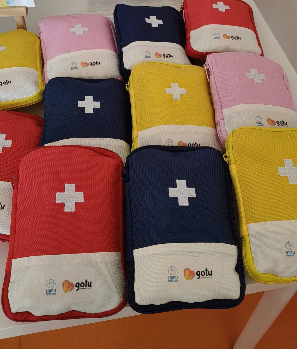Kits de primeiros socorros Gotu em várias cores, à venda no workshop de primeiros socorros pediátricos