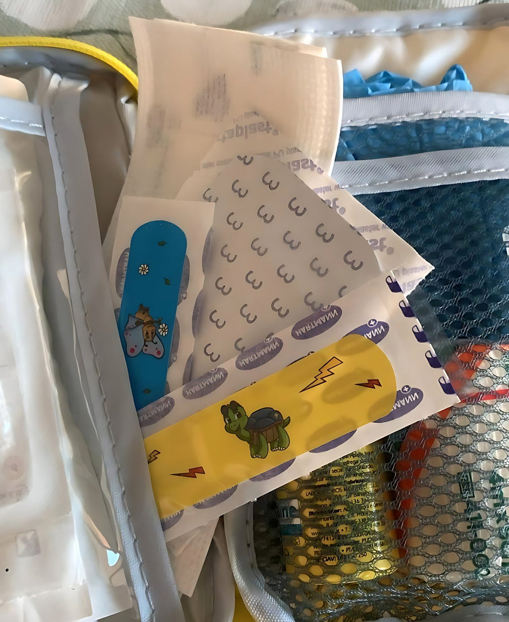 Pensos coloridos para crianças, penso resistente à água e compressas dentro do kit de primeiros socorros Gotu