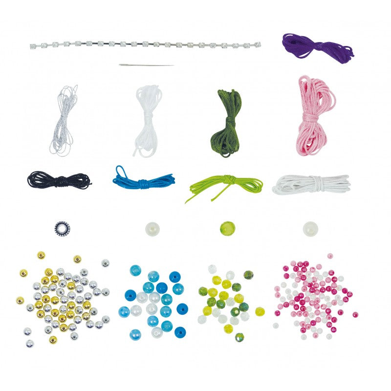 Conteúdo do kit de pulseiras Buki, exibindo rolos de fio de várias cores, contas pequenas em tons de dourado, azul, verde e rosa, e uma agulha de costura.