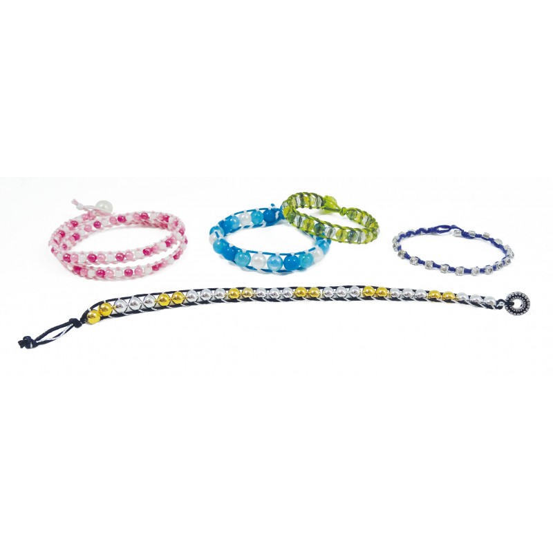 Exemplos de 5 pulseiras finalizadas feitas com o kit: pulseiras finas de contas em rosa/branco, azul/branco, verde, e uma pulseira mais longa com contas douradas e prateadas.