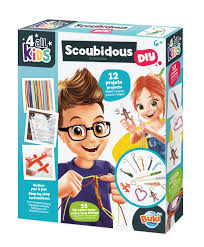 Caixa do kit de artesanato Scoubidous DIY da Buki, mostrando o título, a indicação de 12 projetos e ilustrações de crianças a tecer os cordões.