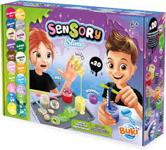 Caixa do Kit Sensory Slime da Buki, mostrando duas crianças a brincar com os slimes e as 20 opções de cores disponíveis.