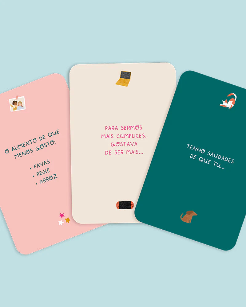 Três cartas do jogo "Conversas Pais vs Filhos" com exemplos de perguntas sobre gostos, cumplicidade e saudades.