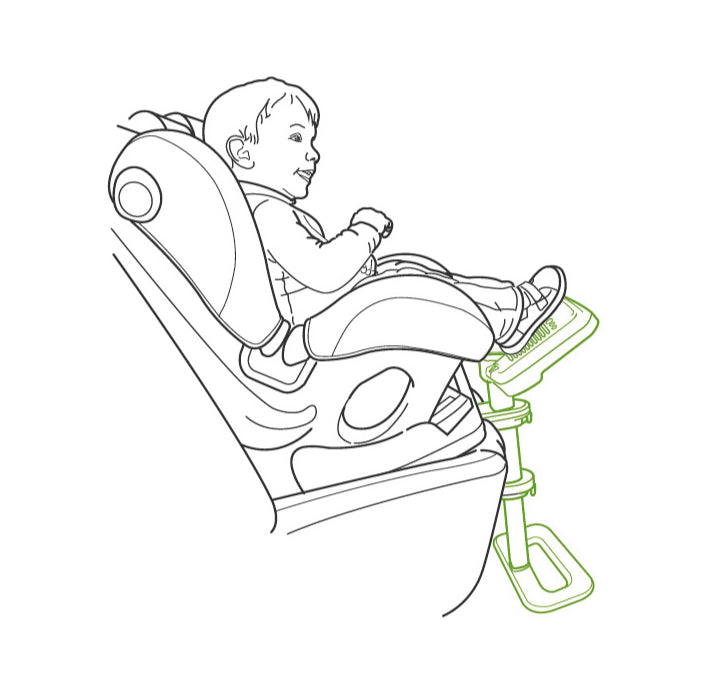 Esboço de um bebé ou criança pequena a usar o assento auto com o apoio para os pés KneeGuard 4 instalado, mostrando o suporte adequado para as pernas.
