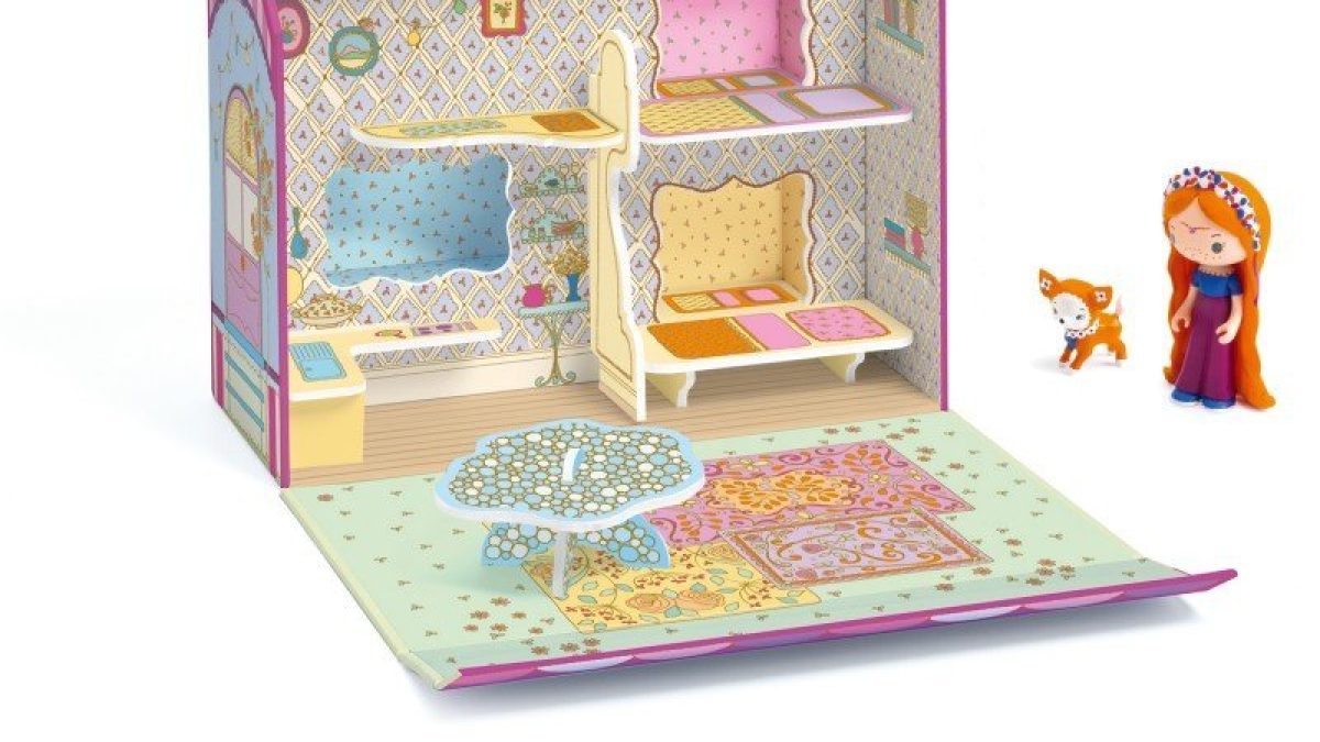 Vista detalhada da Casa Caravana Djeco Tinyly aberta, com Bluchka e Indie posicionados, a mesa e os tapetes, realçando a riqueza da decoração interior.