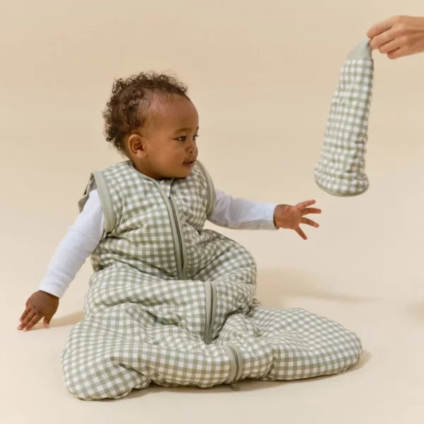 Bebé a usar o saco de dormir MolisandCo TOG 2.5 sem pés Mint Tea sem mangas, a esticar-se para uma manga removível.