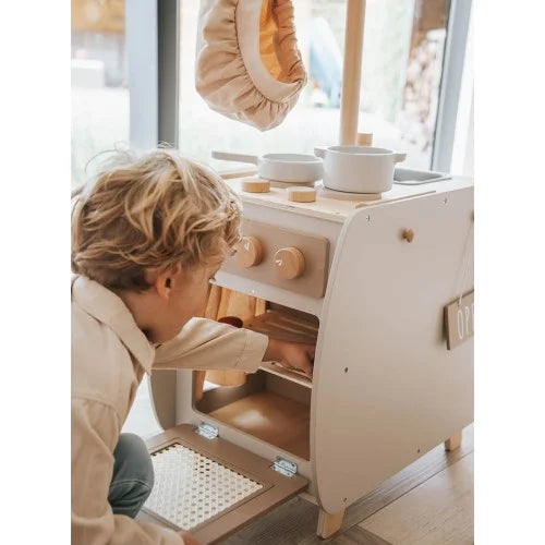 Criança a interagir com o forno da Label Label Cozinha/Bistrô em bege.