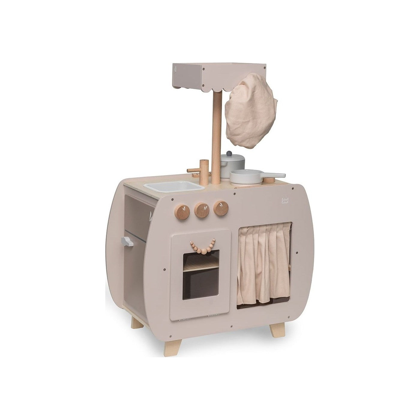 Cozinha de brincar Label Label Bistrô em bege/nougat, vista frontal, com acessórios e chapéu de cozinheiro pendurado.