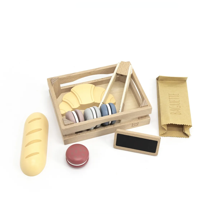 Vista de cima do conjunto Label Label Pastelaria com baguete, croissant, macarons, pinça, caixa e quadro de giz.