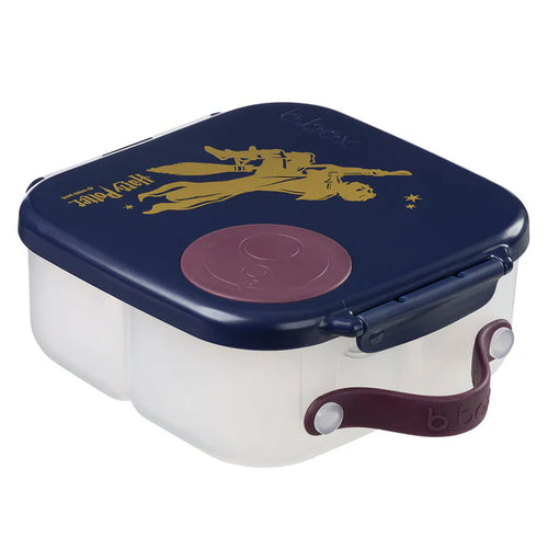 Lancheira b.box azul-escura com tampa Harry Potter (Quidditch) e alça roxa, com o recipiente principal em plástico translúcido.