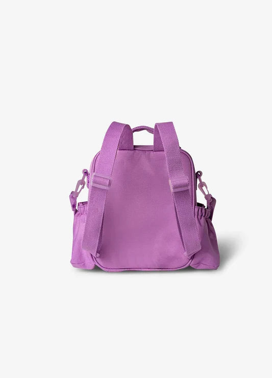 Vista traseira da lancheira térmica roxa, mostrando as alças de mochila ajustáveis e os bolsos laterais.