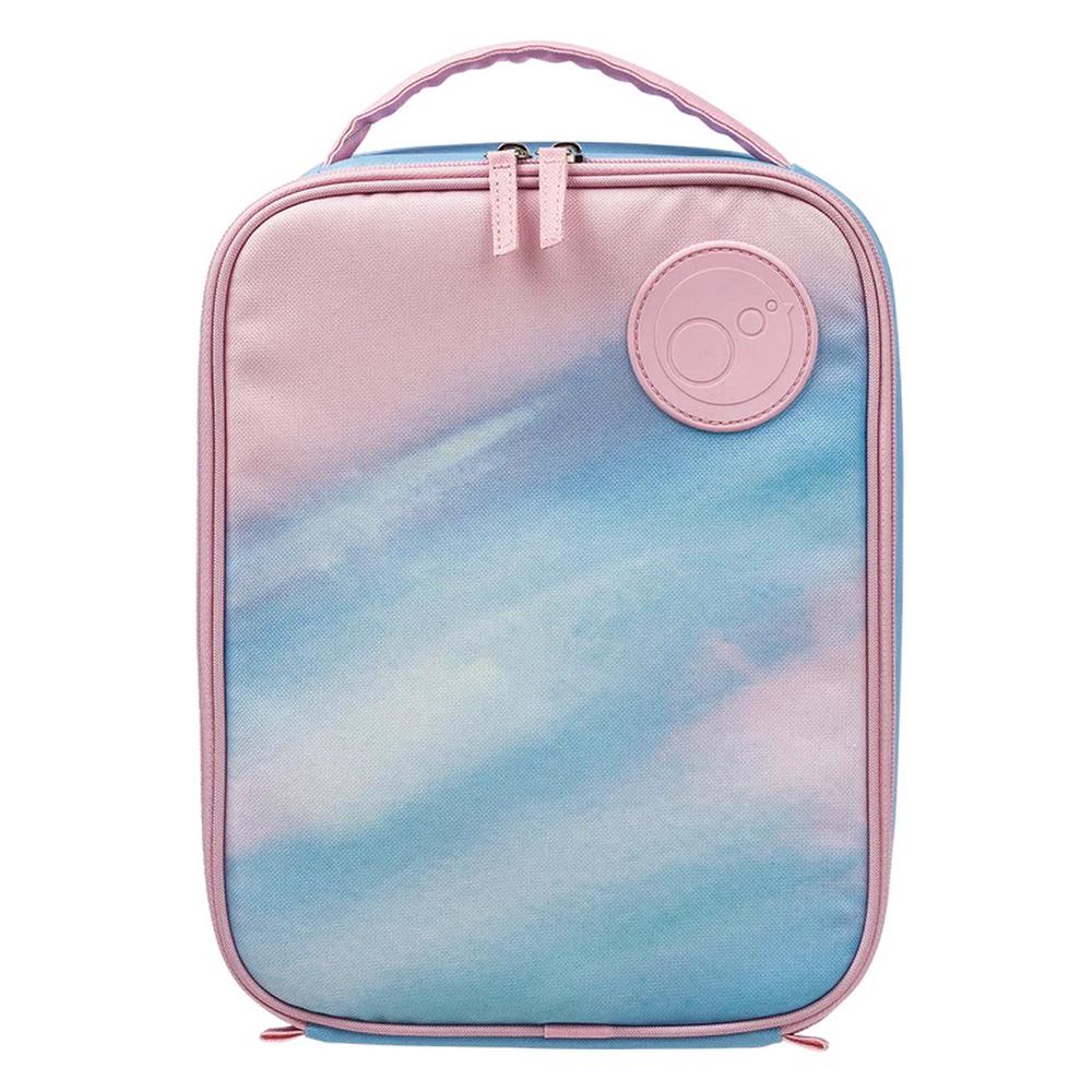 Lancheira infantil b.box isolada com padrão de nuvens em tons de azul e rosa, apresentando fecho e alça rosa.