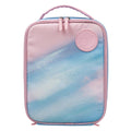 Lancheira infantil b.box isolada com padrão de nuvens em tons de azul e rosa, apresentando fecho e alça rosa.