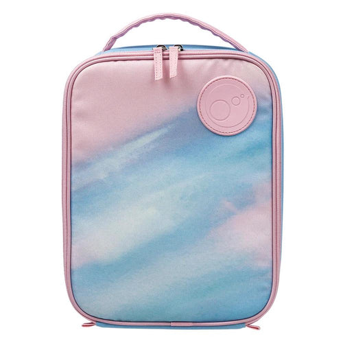 Lancheira infantil b.box isolada com padrão de nuvens em tons de azul e rosa, apresentando fecho e alça rosa.