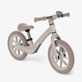 Bicicleta de equilíbrio Kikkaboo Lancer de cor bege/rosa pálido, vista de lado, com aro de 12 polegadas.