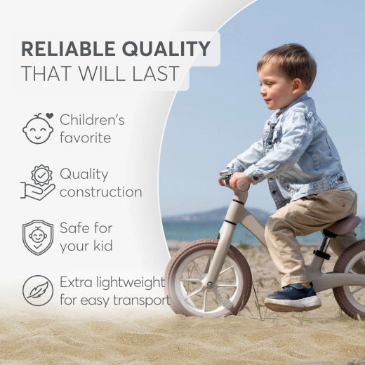 Rapaz a andar na bicicleta de equilíbrio Kikkaboo Lancer na praia, com texto a realçar a qualidade fiável, ser favorita das crianças e ser leve para transporte.