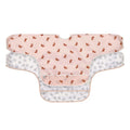 Pack de 2 babetes Lassig com mangas, um rosa coelho e outro branco padrão, ideais para 6-24 meses.