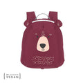 Vista frontal da mochila infantil Lassig "About Friends Bear Brown" cor bordeaux, com rosto de urso e selo PETA-Approved Vegan.