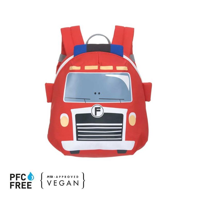 Mochila infantil Lassig mini Bombeiro vermelha com detalhes 3D, certificações PFC Free e Vegan visíveis.