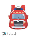 Mochila infantil Lassig mini Bombeiro vermelha com detalhes 3D, certificações PFC Free e Vegan visíveis.
