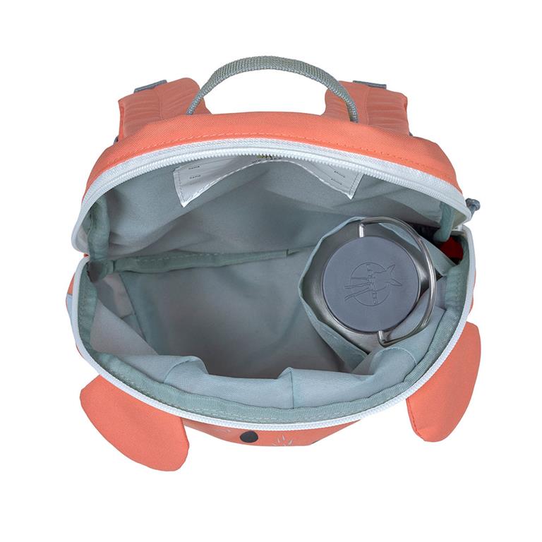 Vista superior da mochila Lassig aberta, evidenciando o compartimento principal e o suporte lateral para garrafa, com forro cinzento claro.