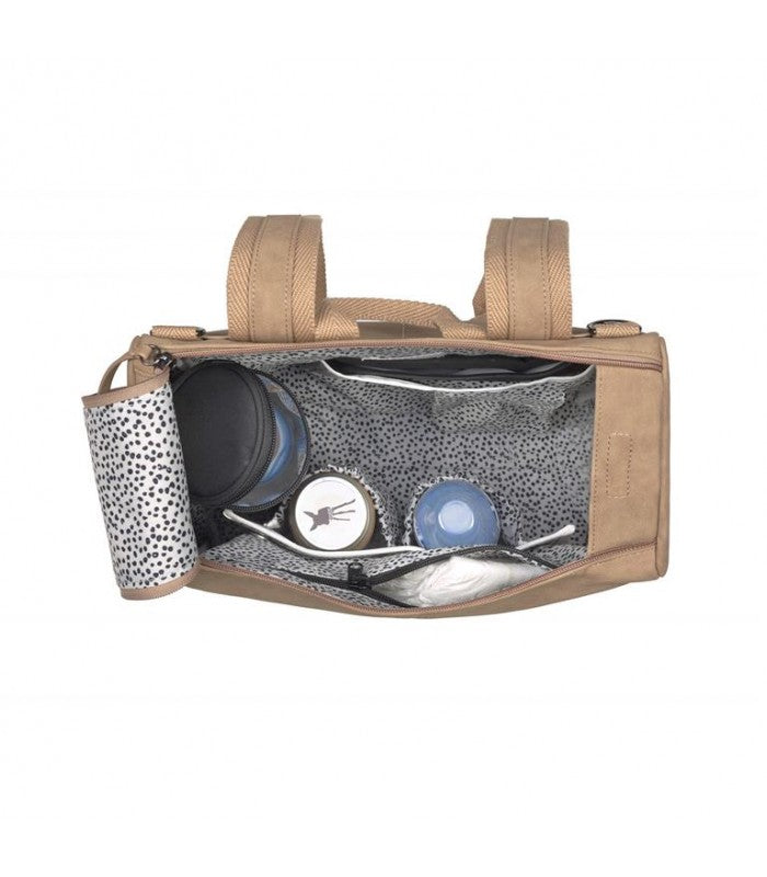 Vista superior da mochila de maternidade Lassig aberta, mostrando vários compartimentos organizados com frascos e acessórios.