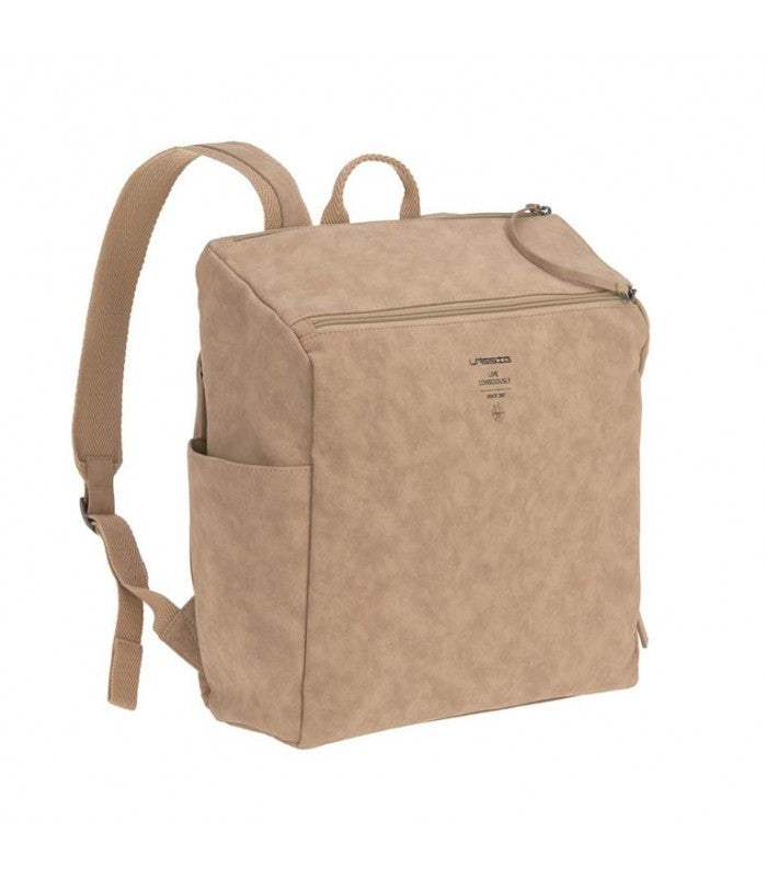 Vista traseira da Lassig Mochila Maternidade em tom bege/castanho claro, com alças ajustáveis e bolso lateral visível.