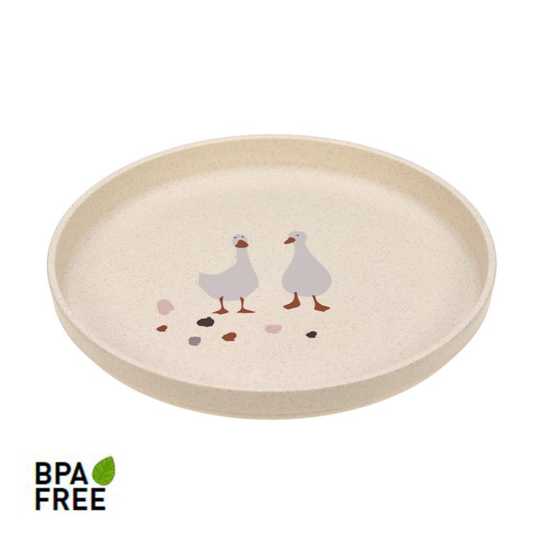 Prato infantil Lassig bege com ilustração de dois gansos e pedras, com selo "BPA Free" no canto inferior esquerdo.